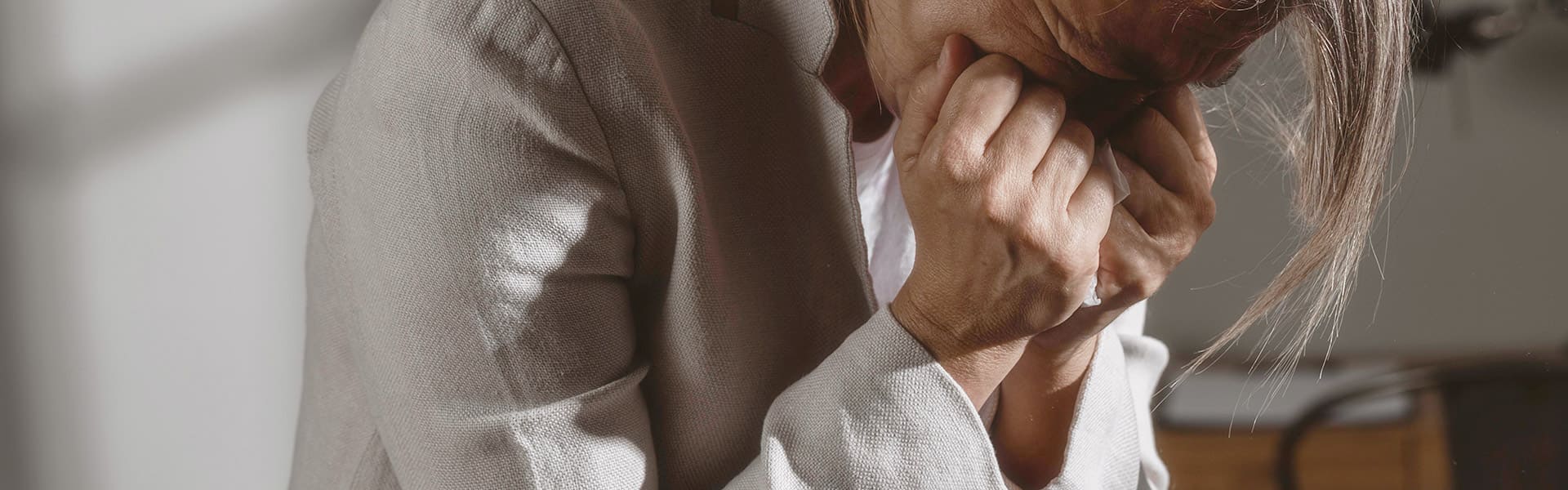 半夜醒來心跳加快?恐慌症發作怎麼辦? - 拉菲爾人本診所